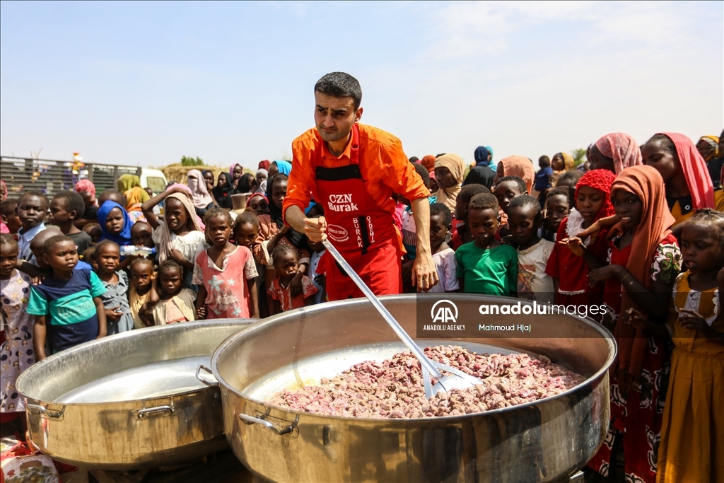 "الشيف بوراك" التركي يطهي الطعام لأطفال بالسودان
