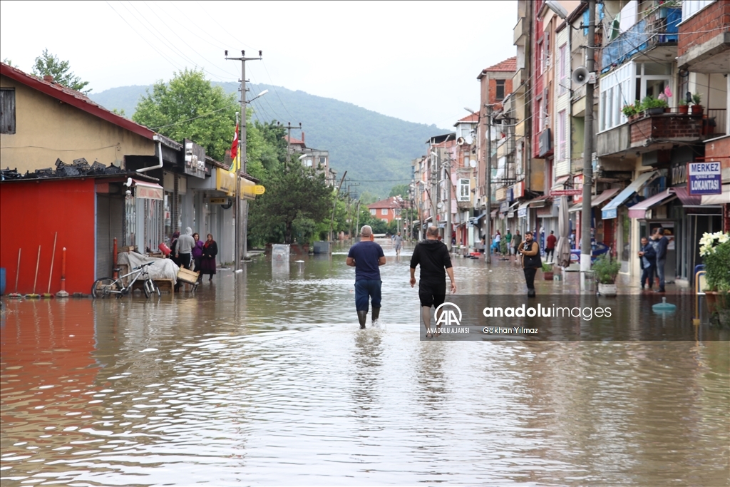 Zonguldak'ta sağanak nedeniyle Filyos Çayı taştı, ev ve iş yerlerini su bastı