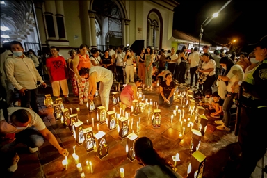 Vigilia en tributo a las víctimas del colapso de una estructura en medio de una 'corraleja' en El Espinal, Colombia
