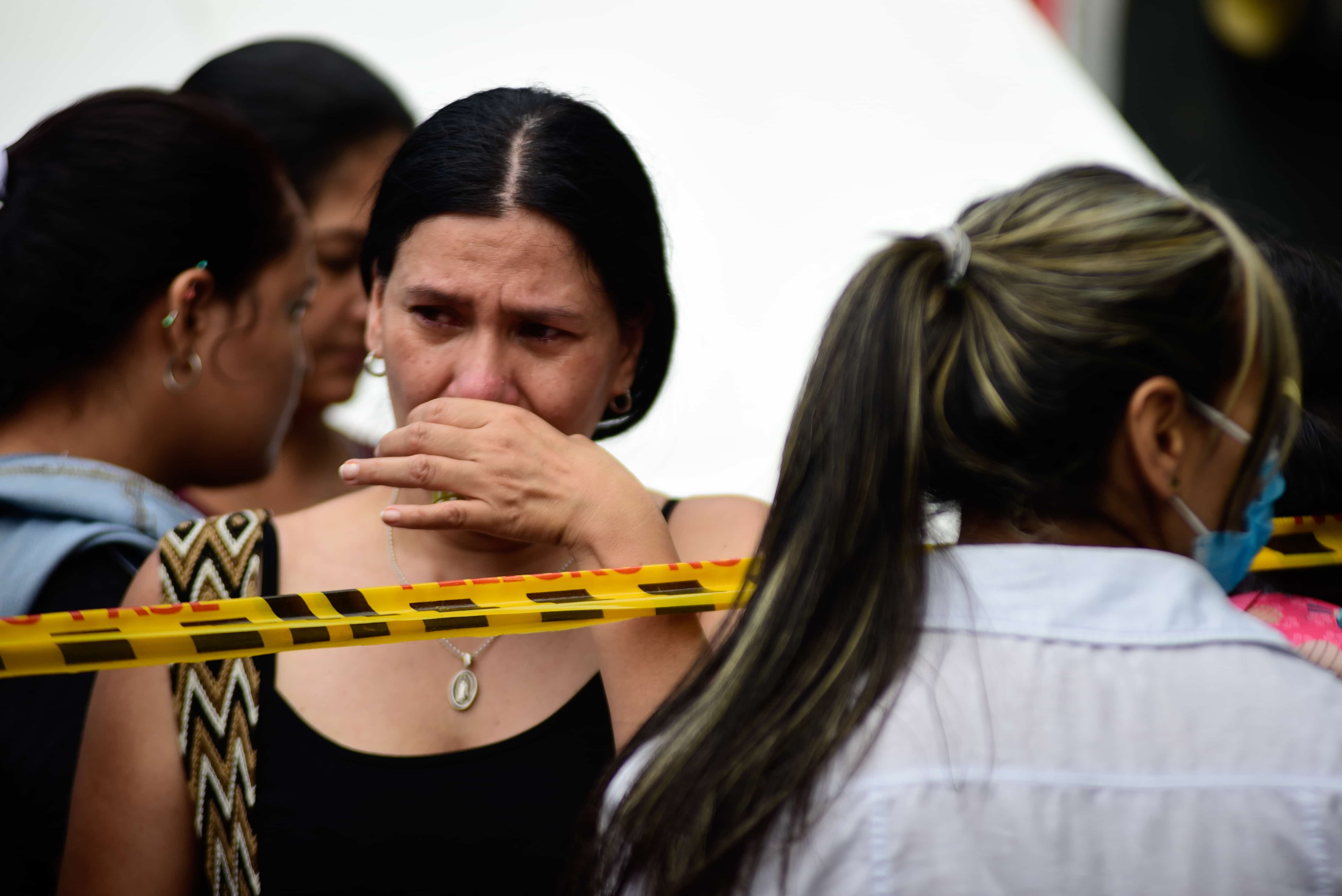 El drama de los familiares de al menos 52 reclusos que murieron en un motín en una cárcel colombiana
