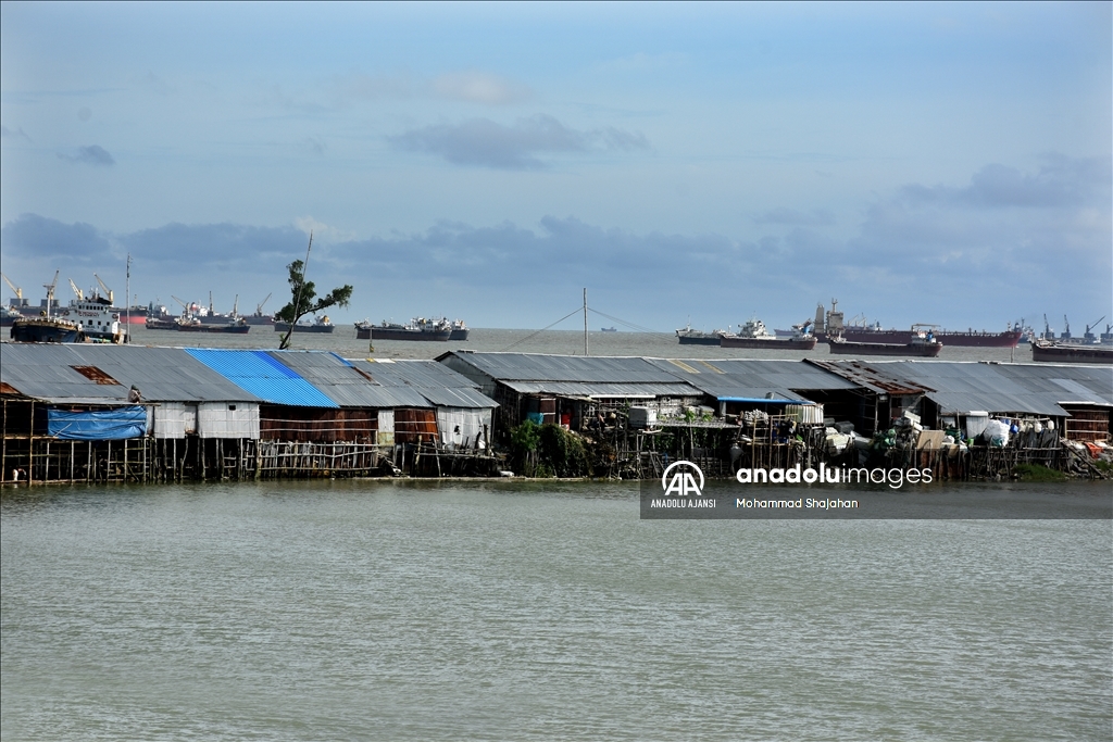 Bangladeş'teki Patenga Plajı'nda kıyı erozyonu