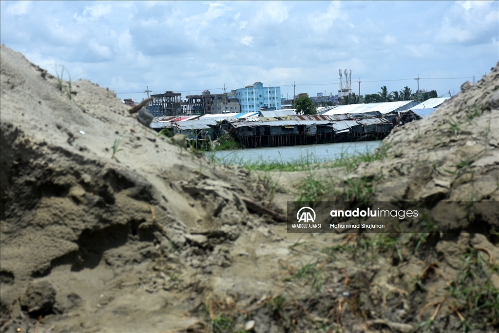 Bangladeş'teki Patenga Plajı'nda kıyı erozyonu