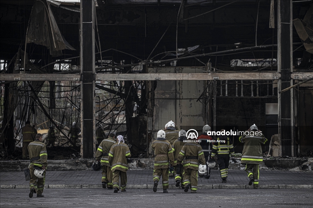 Ukrayna'da Kremençuk kentinde vurulan alışveriş merkezinde saldırı izleri silinmeye çalışılıyor