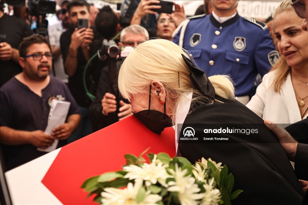 Usta oyuncu Cüneyt Arkın son yolculuğuna uğurlandı