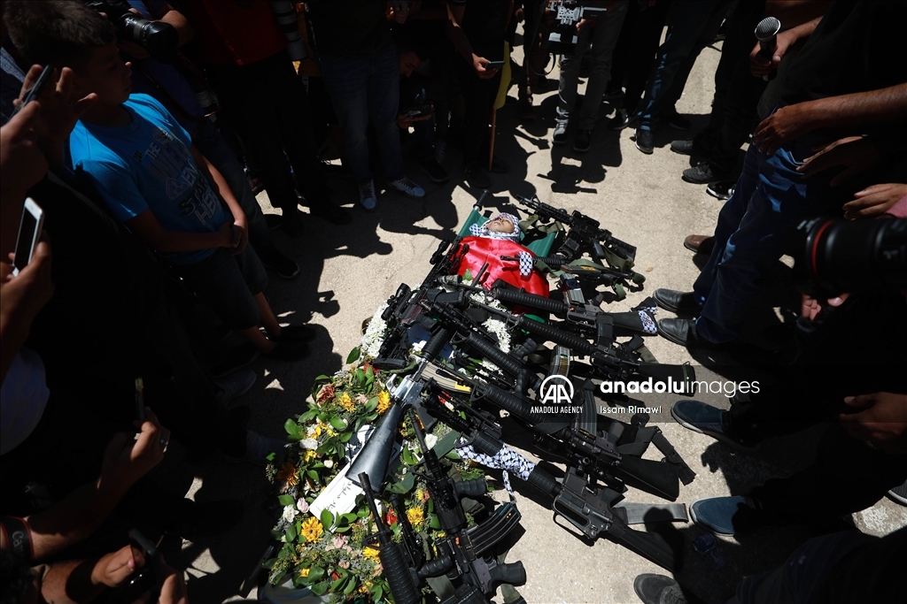 تشييع جثمان فلسطيني قتله الجيش الإسرائيلي وسط الضفة