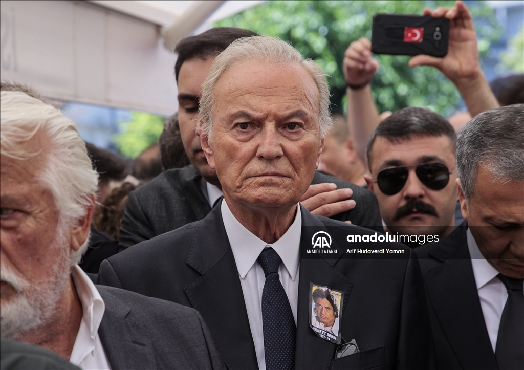 Usta oyuncu Cüneyt Arkın son yolculuğuna uğurlandı