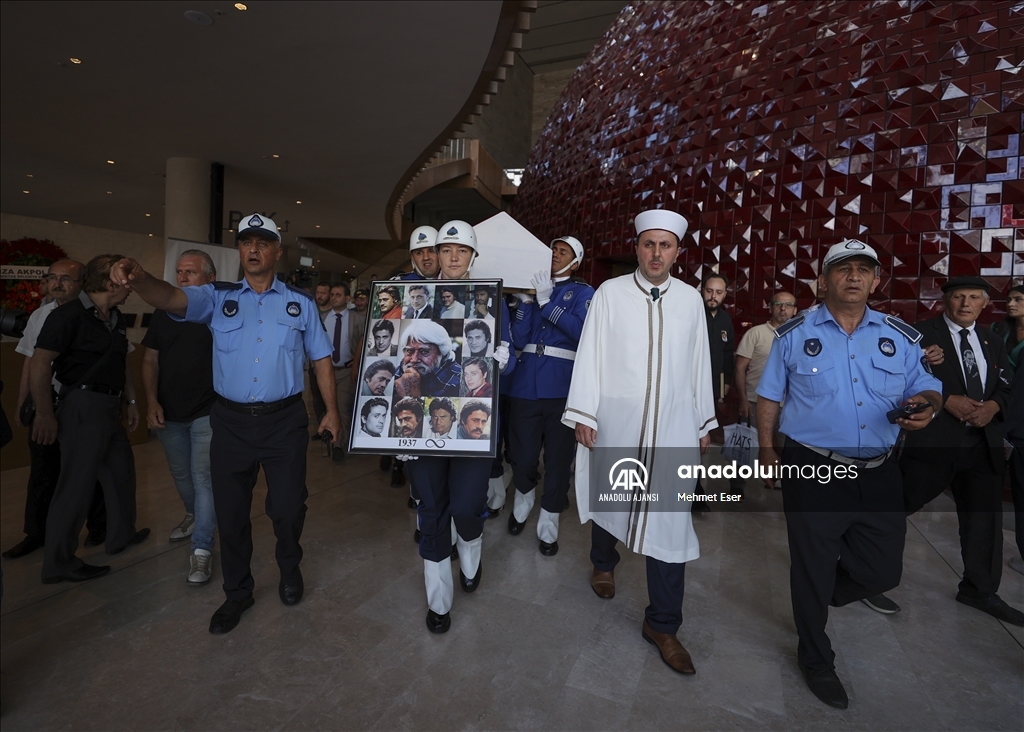 Usta oyuncu Cüneyt Arkın için Atatürk Kültür Merkezi'nde tören düzenlendi