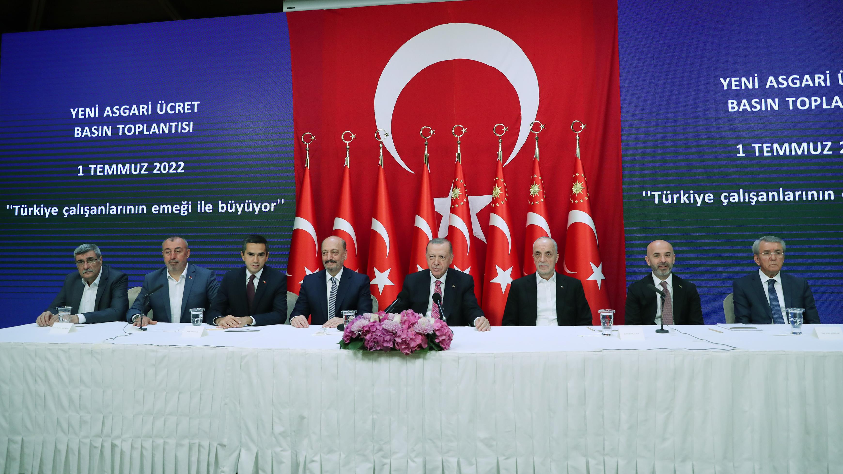 نشست خبری رئیس‌جمهور ترکیه در مورد افزایش ‏⁧‫حداقل‬⁩ دستمزد‬⁩ خالص در کشور