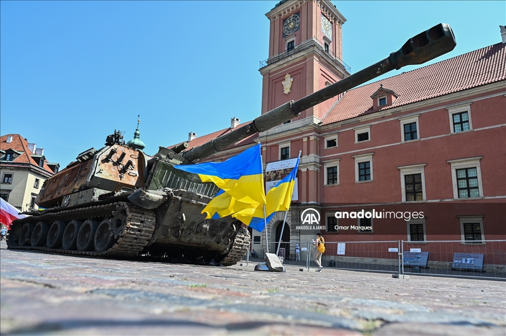 Varşova'da, zarar gören Rus tankları sergilendi