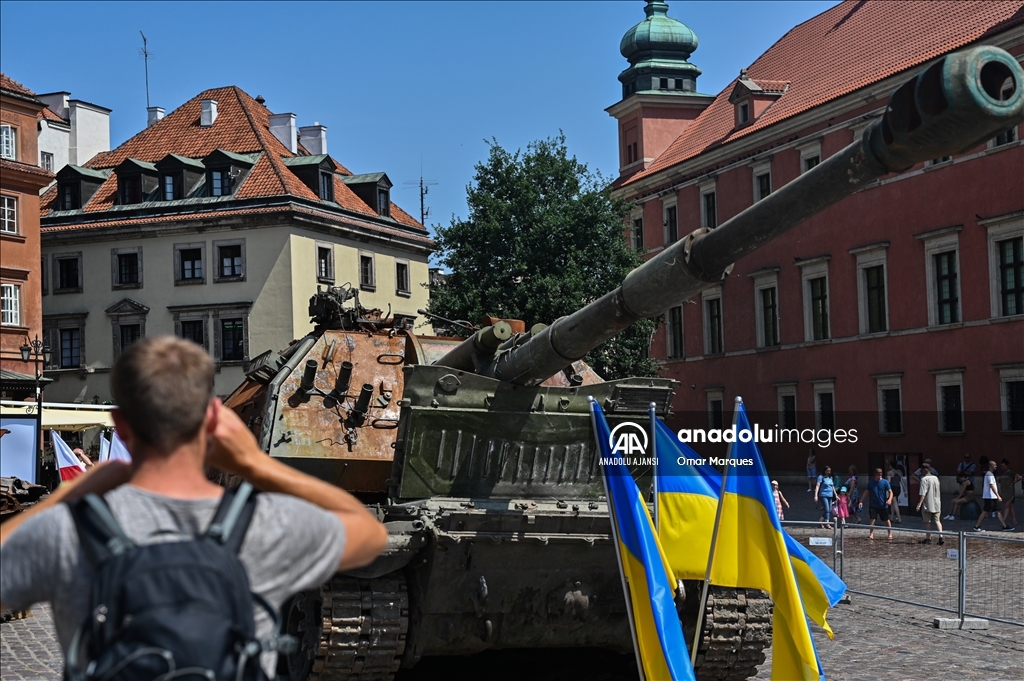 Varşova'da, zarar gören Rus tankları sergilendi