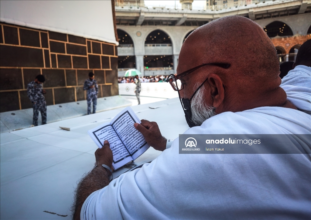 Yüz binlerce hacı adayı cuma namazını Mescid-i Haram'da kıldı