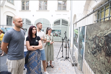 Otvorena izložba „Srebrenički put pakla“ u austrijskom Grazu