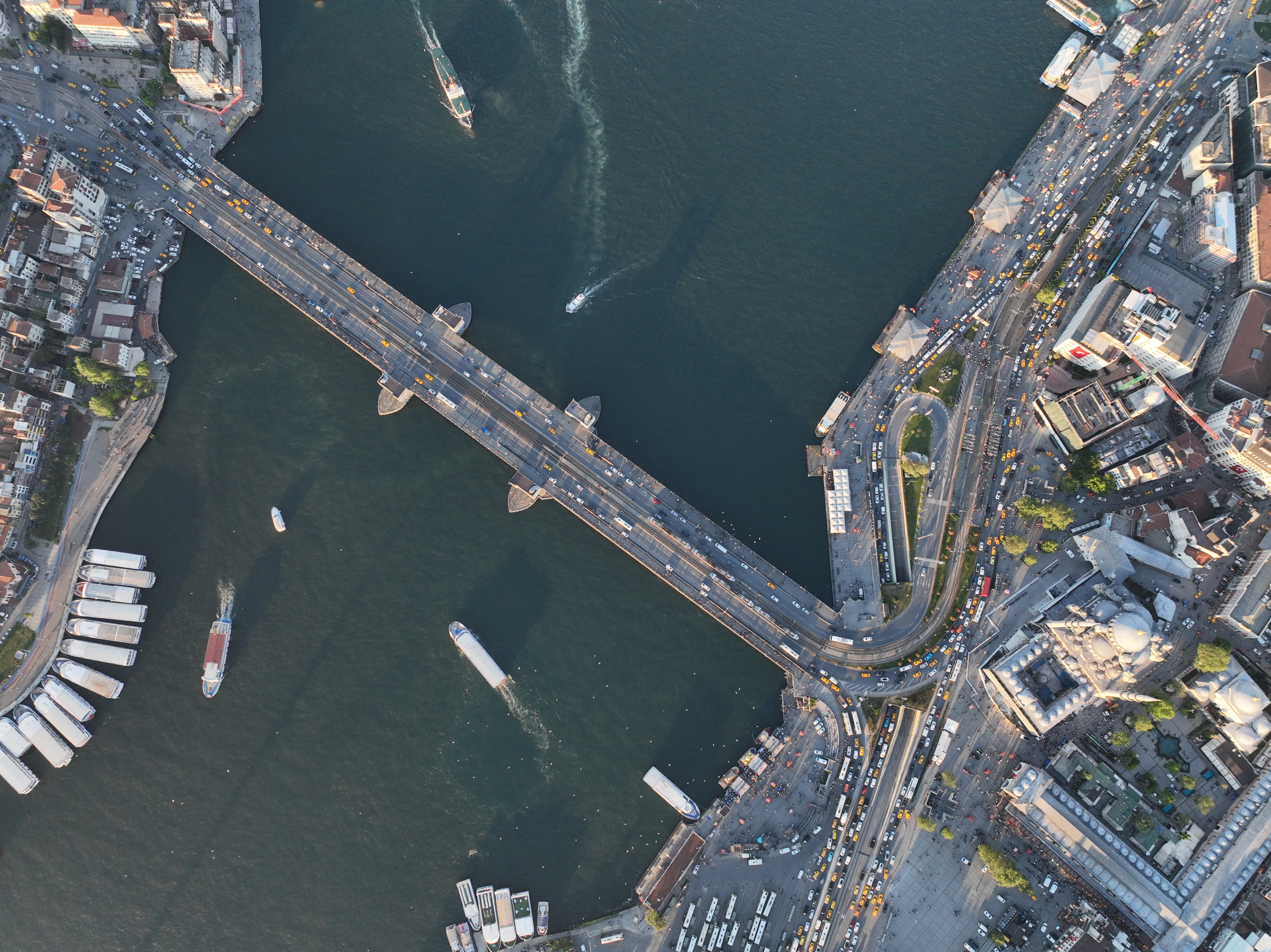 جسر غلاطة.. معبر السياح لتاريخ إسطنبول