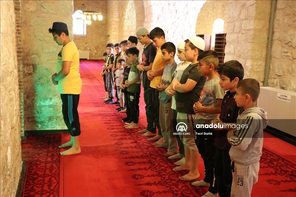 Güneydoğu'da ecdat yadigarı camiler çocuk sesleriyle şenlendi