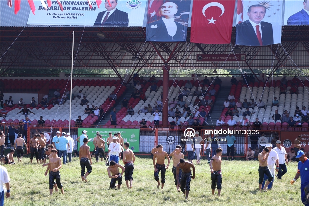 تركيا.. بطولة "مصارعة الزيت" التاريخية تستمر لليوم الثاني