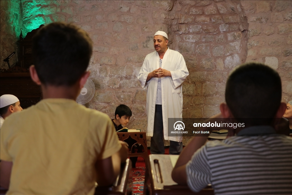 Güneydoğu'da ecdat yadigarı camiler çocuk sesleriyle şenlendi