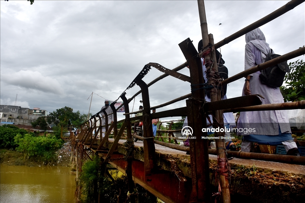 Bangladeş'te hasarlı köprü kullanıcıların hayatını tehdit etmeye devam ediyor