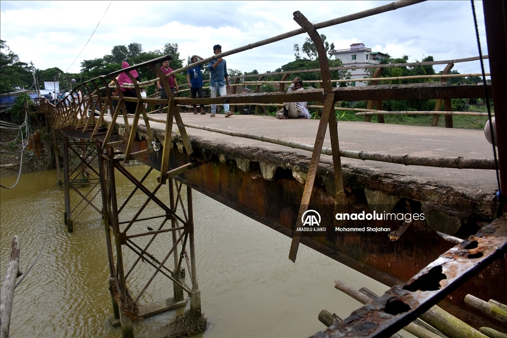 Bangladeş'te hasarlı köprü kullanıcıların hayatını tehdit etmeye devam ediyor
