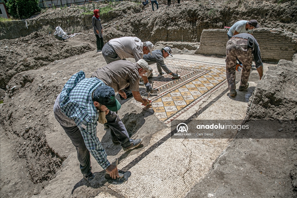 Hatay'daki inşaat kazısında Roma dönemi villa kalıntısı ve taban mozaiği bulundu