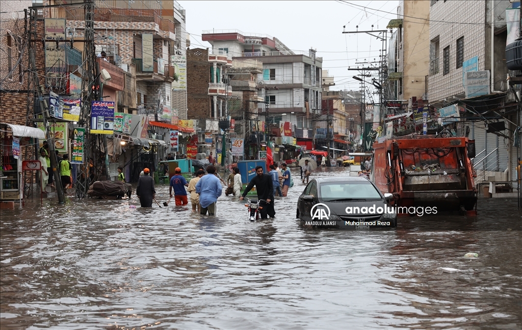 Pakistan'da Muson yağmurları sele neden oldu