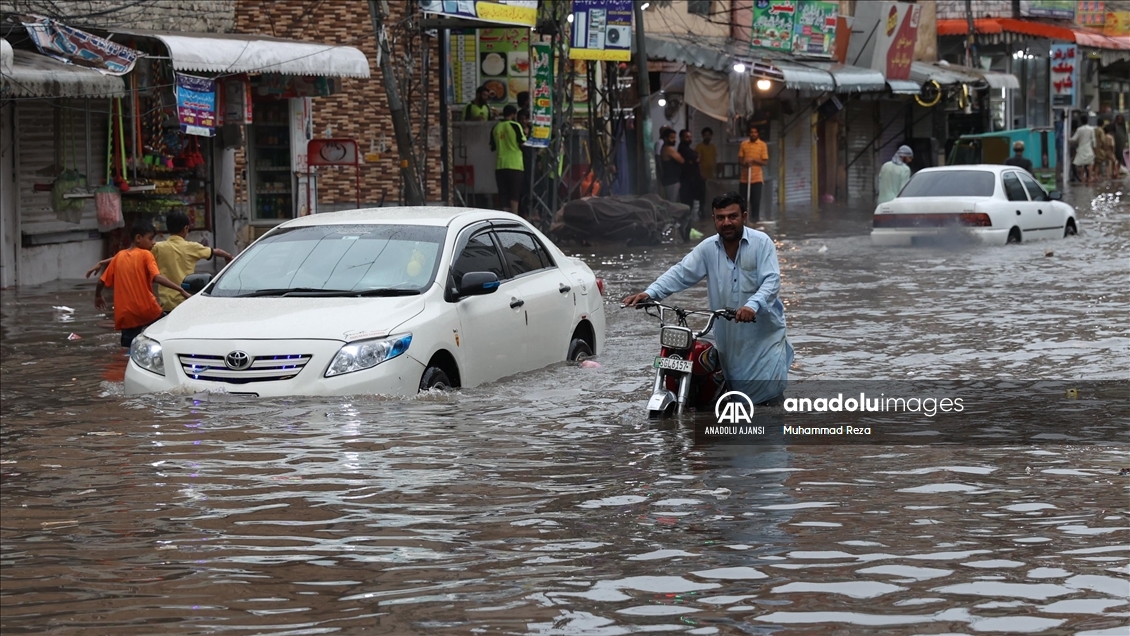 Pakistan'da Muson yağmurları sele neden oldu