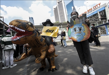 Protes setop pendanaan perusahaan tambang batu bara di Indonesia