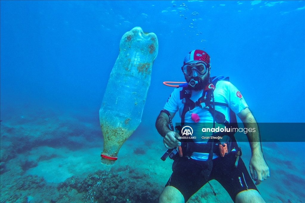 Doğu Akdeniz'de gönüllü dalgıçlar, su altını atıklardan arındırıyor