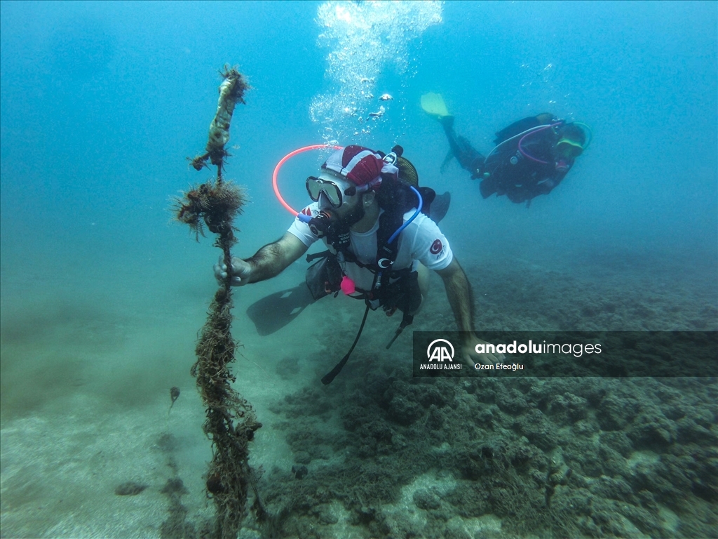 Doğu Akdeniz'de gönüllü dalgıçlar, su altını atıklardan arındırıyor