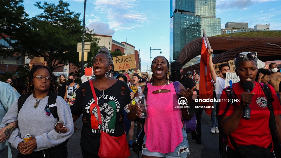 Ohio'da polisin 60'tan fazla kurşunla öldürdüğü siyahi genç için New York'ta gösteri düzenlendi
