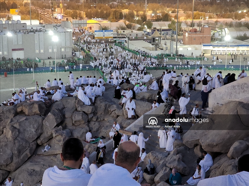 Миллионы паломников совершают паломничество к святыням ислама