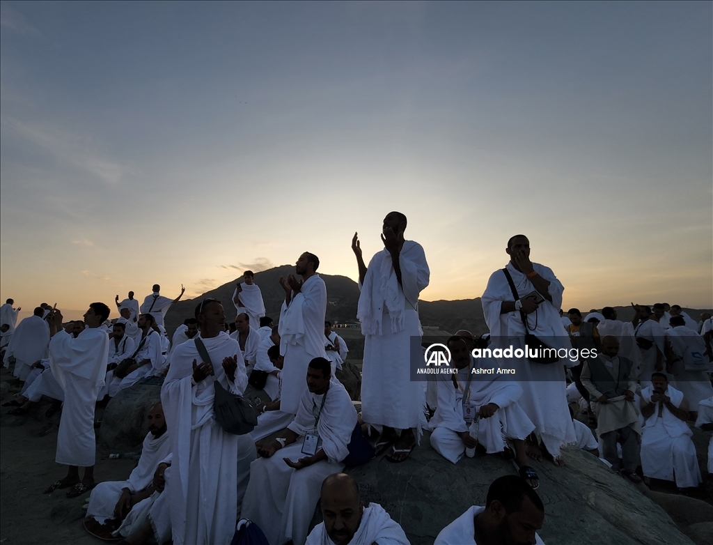 Миллионы паломников совершают паломничество к святыням ислама