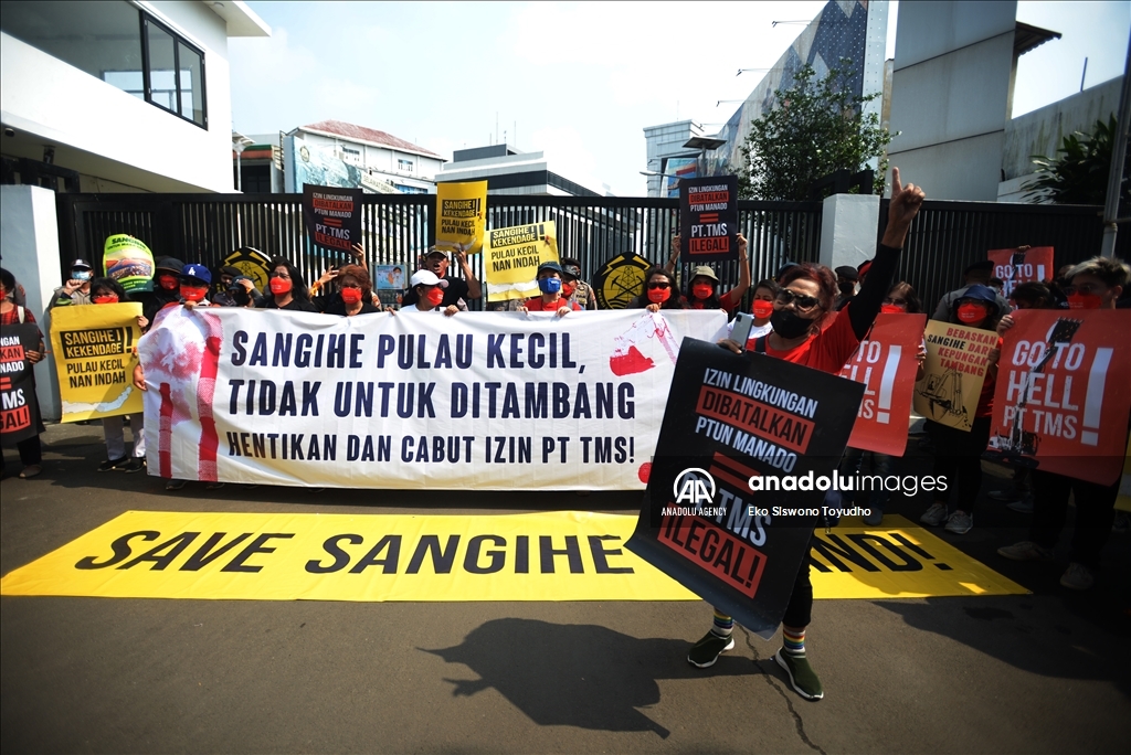 Demonstrasi selamatkan Pulau Sangihe