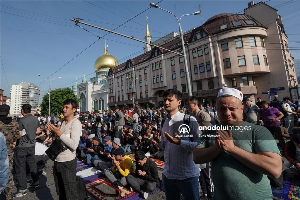 Rusya’da Müslümanlar, Kurban Bayramı namazında sokaklara taştı