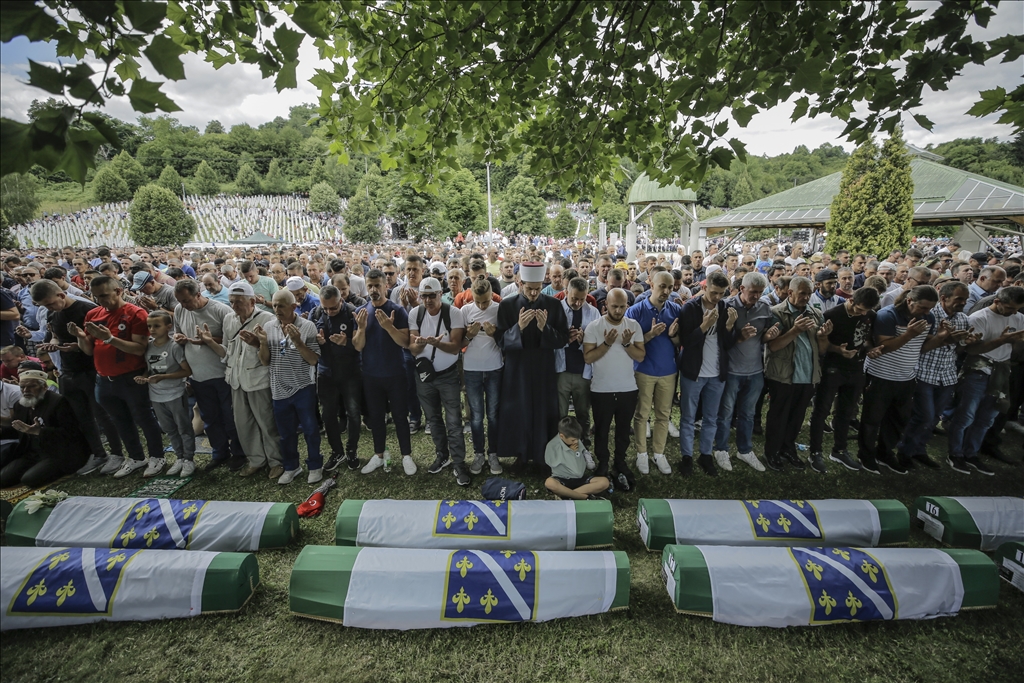 Falet namazi i xhenazes për 50 viktimat e gjenocidit në Srebrenicë