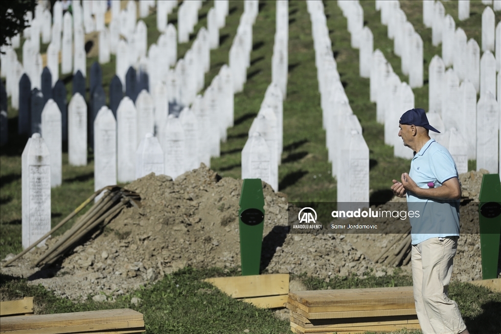 Dženaza žrtvama genocida: Porodice od jutarnjih sati pristižu u Potočare