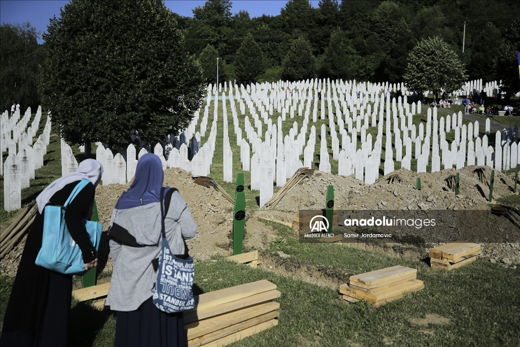 Dženaza žrtvama genocida: Porodice od jutarnjih sati pristižu u Potočare