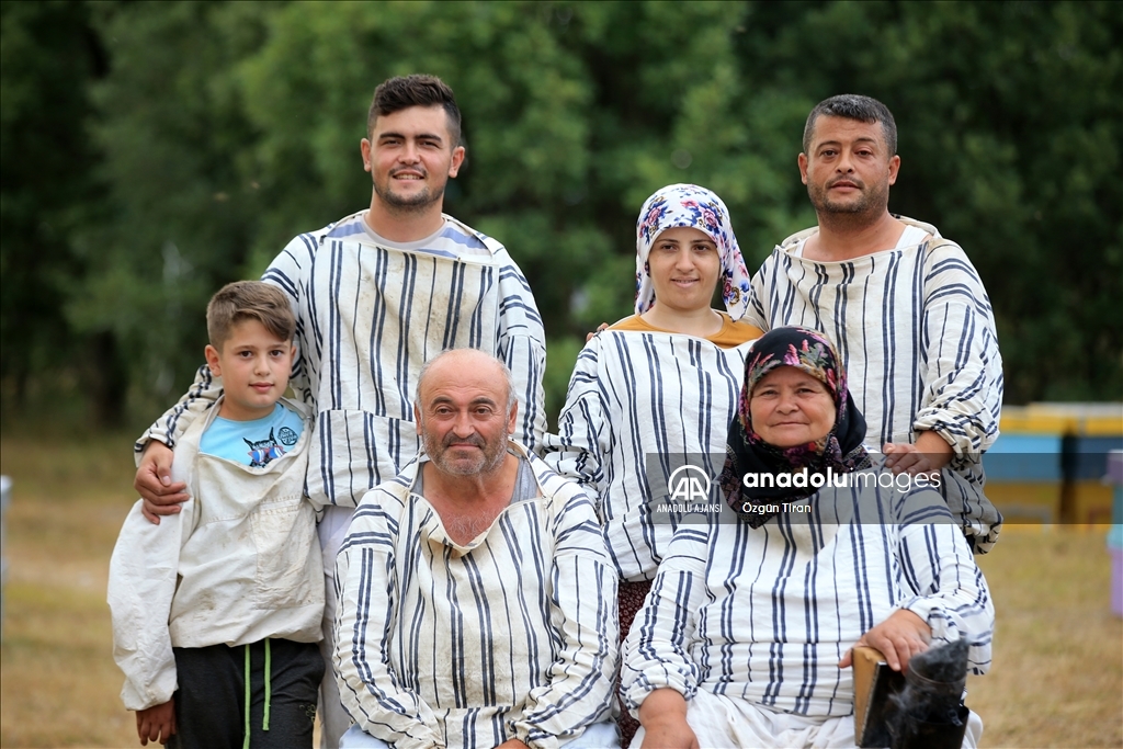 "Gezgin arıcı aile" bal mesailerini bayramda da sürdürüyor