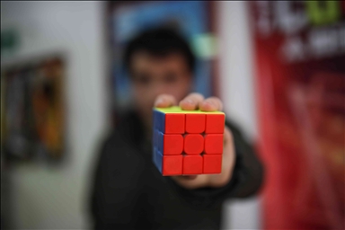 El joven colombiano que con 19 años posee un récord mundial por resolver tres cubos de Rubik mientras hace malabares