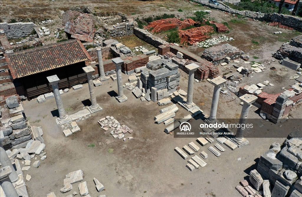 Selçuk'taki kazılarda Bizans Dönemi'ndan kalma zemin döşemesi gün yüzüne çıkarıldı