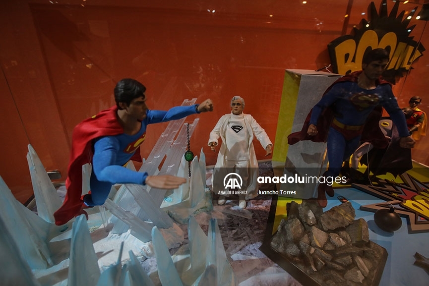 La exhibición muestra figuras de la película Superman