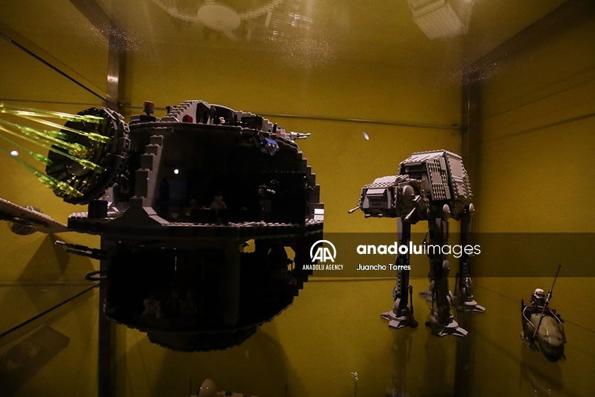 La exhibición muestra una figura de la película Star Wars (Guerra de las galaxias)