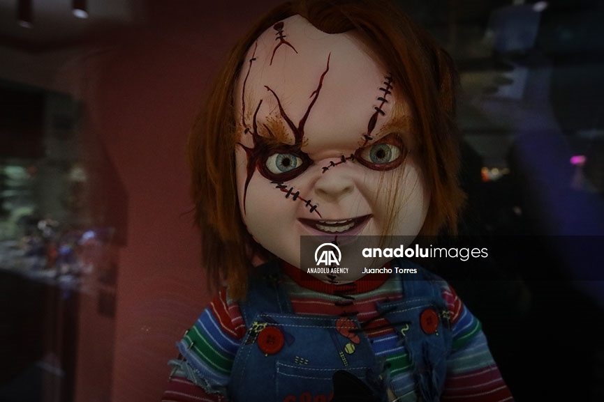 La exhibición muestra figuras de la película Chucky