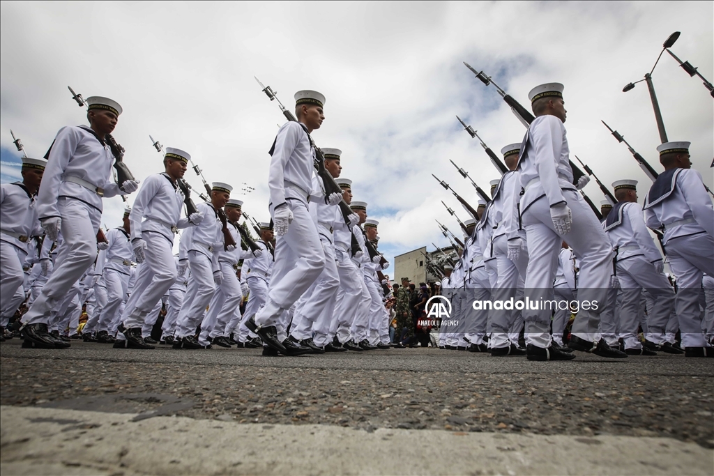 El desfile militar del 20 de julio con el que Colombia simboliza la independencia de la colonización española 10