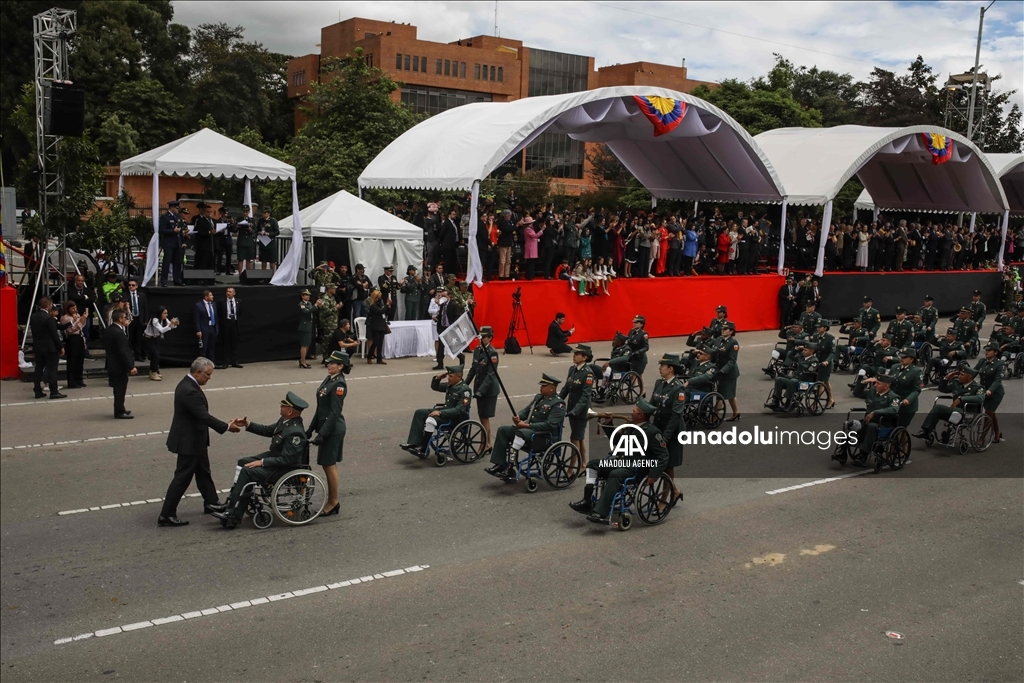 El desfile militar del 20 de julio con el que Colombia simboliza la independencia de la colonización española 6