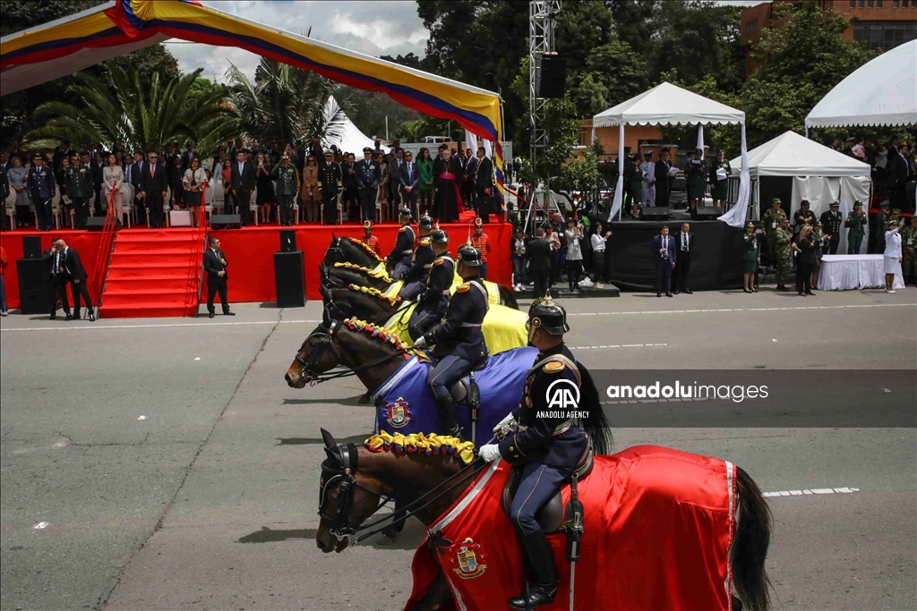 El desfile militar del 20 de julio con el que Colombia simboliza la independencia de la colonización española 9