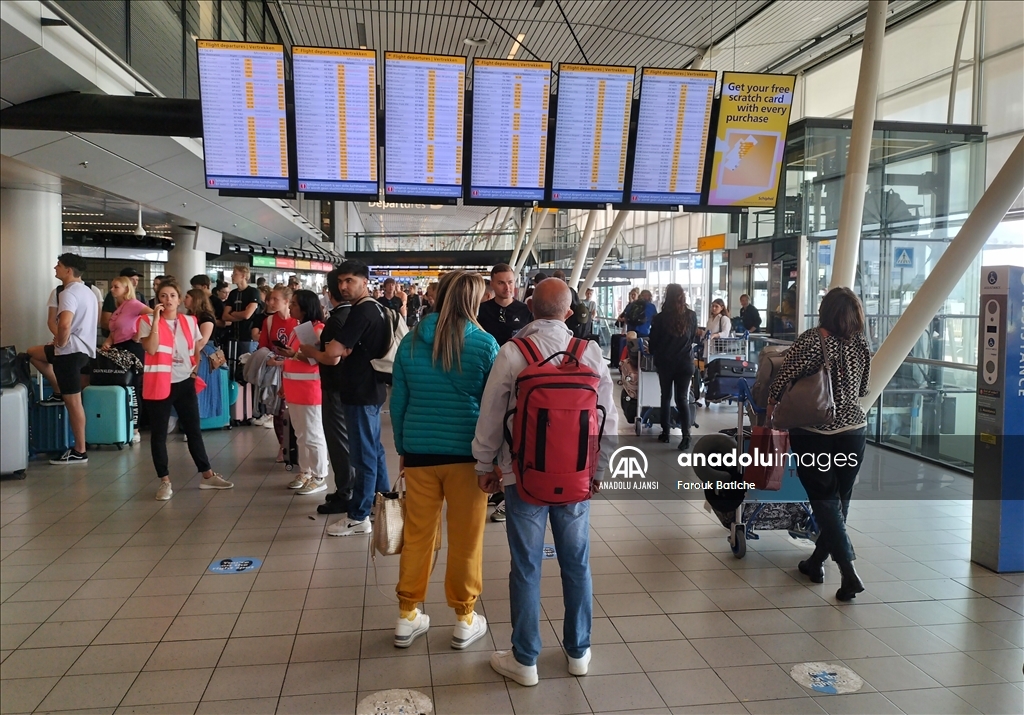 Avrupa'daki havalimanlarında personel eksikliği ve aşırı yoğunluk krizi sürüyor