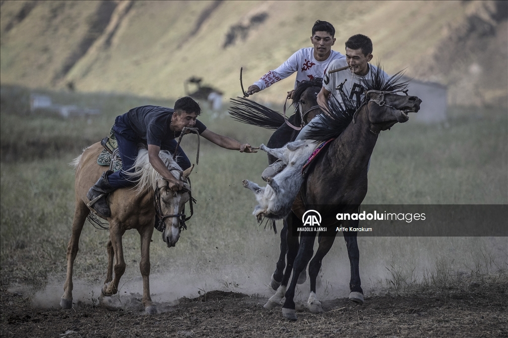 Kırgız Türkleri, ata yadigarı "Kökbörü"yü dört nala geleceğe taşıyor