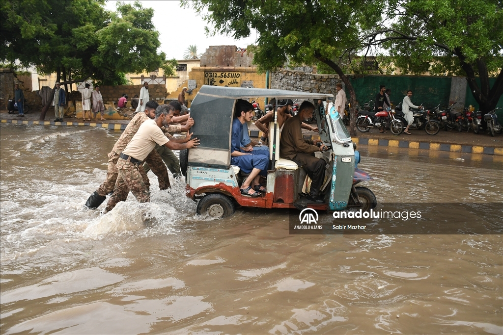 Pakistan'da etkili olan muson yağmurları