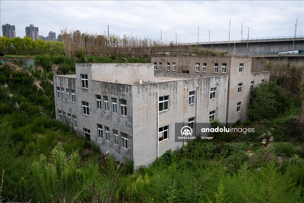 Çin'in Henan eyaletinde gökdelenlerin arasında kalan bina dikkat çekiyor