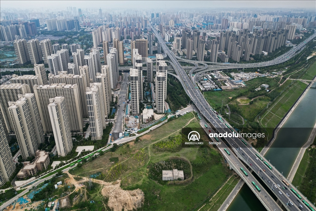 Çin'in Henan eyaletinde gökdelenlerin arasında kalan bina dikkat çekiyor
